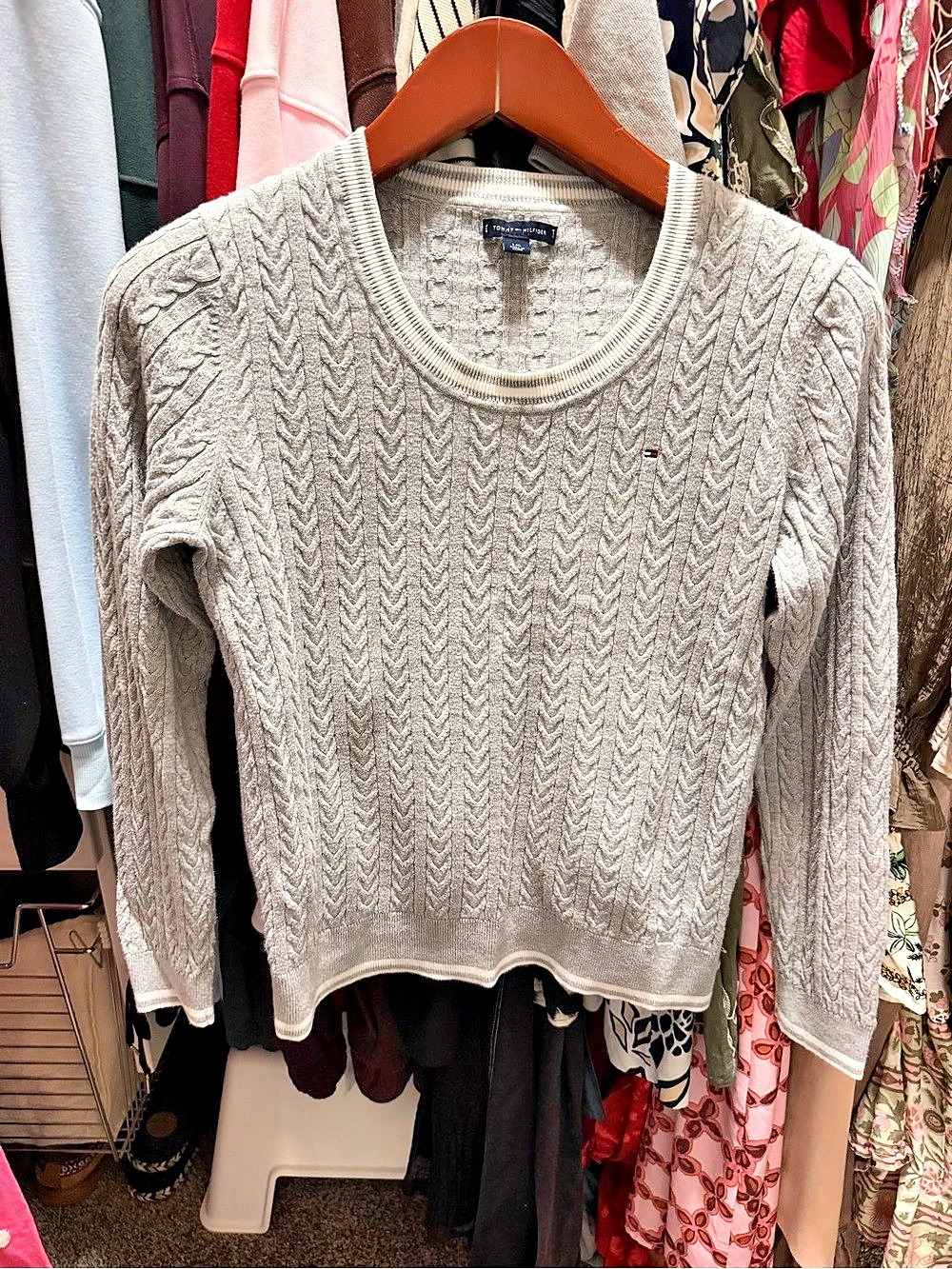 Tommy Hilfiger Cable Knit Crewneck in Gray Size Large. Great condition